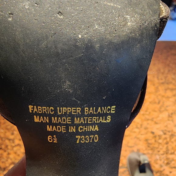 Unlisted Kenneth Cole Black Bow Heels. Size 6 1/2 - Picture 4 of 7